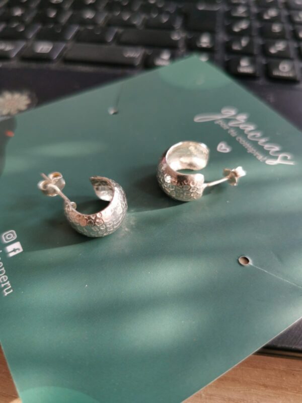 Aretes argolla con diseño facetado