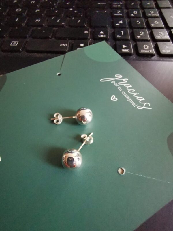 Aretes bola pegado