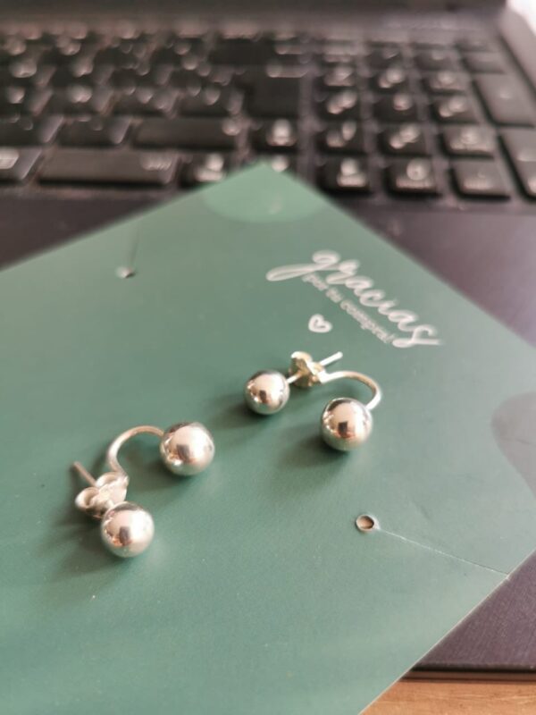 Aretes doble bola pegado