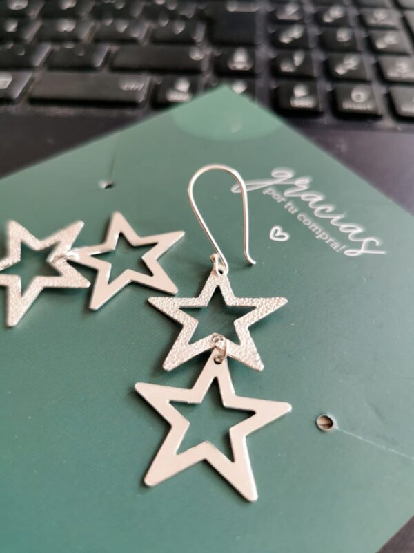 Aretes estrella con diseño facetado