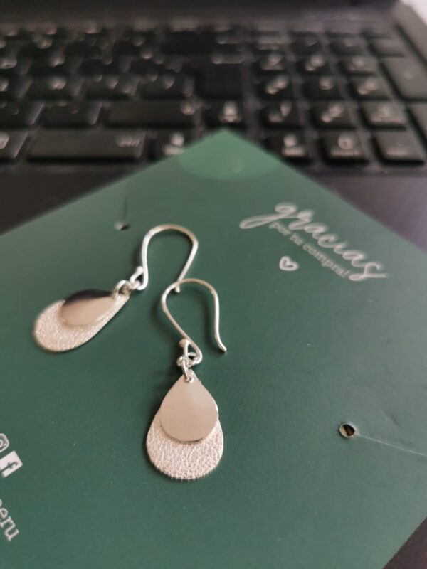 Aretes doble caída hoja con diseño facetado